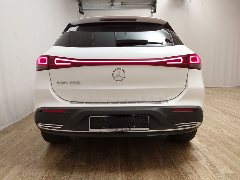 Mercedes-Benz EQA 250 Progressive • Full LED • električna peta vrata — 14