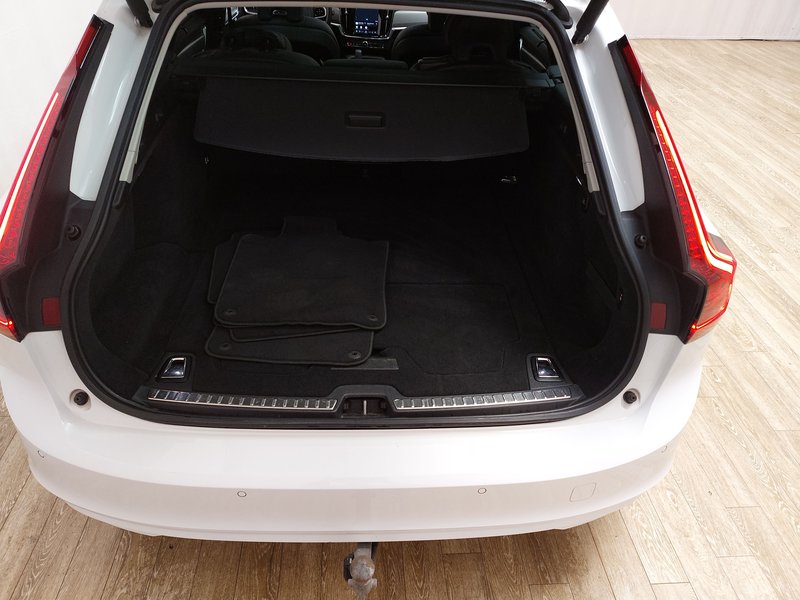 Volvo V90 B4 D Momentum Pro automatik • ACC • AHK — 23