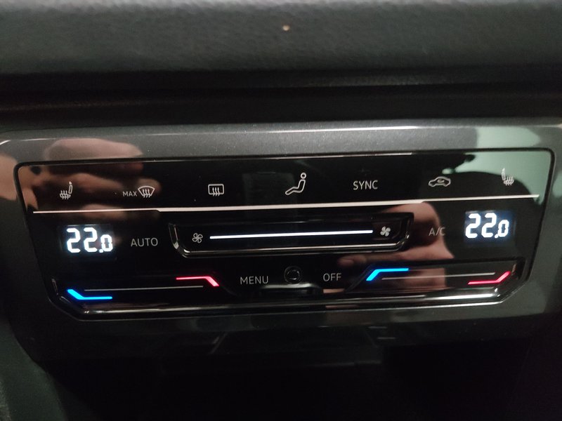 Volkswagen Tiguan 2.0 TDI automatik Life • ACC • Kuka za vuču (zakretna) — 20