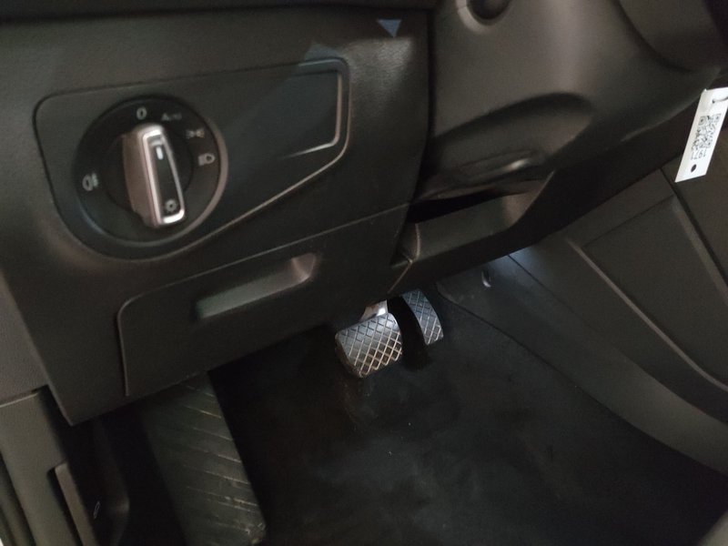 Volkswagen Tiguan 2.0 TDI automatik Life • ACC • Kuka za vuču (zakretna) — 7