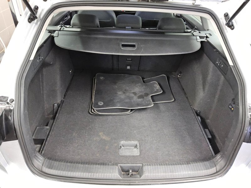 Volkswagen Golf 8 Variant 2.0 TDI automatik Life • ACC • Full LED — 12