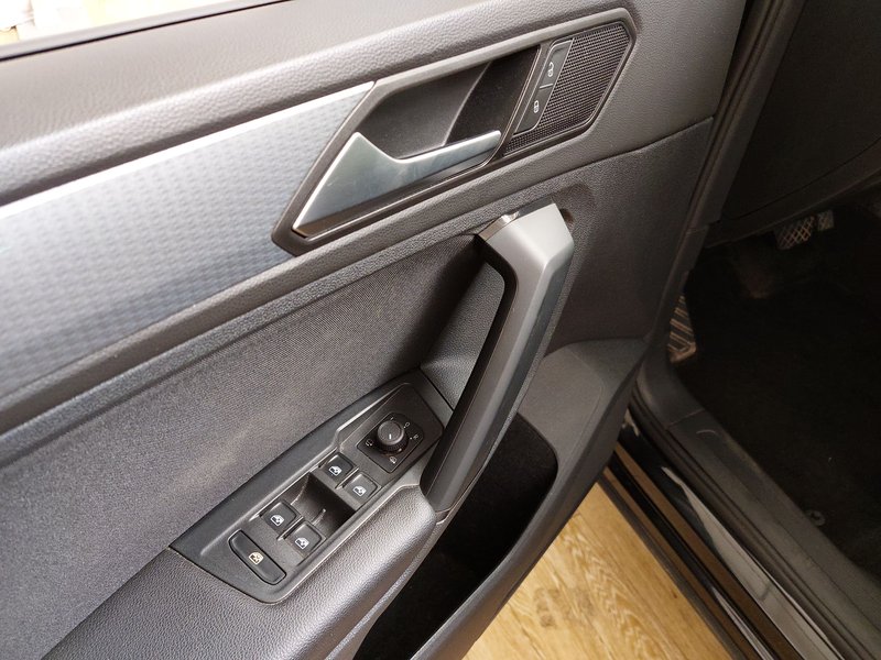 Volkswagen Tiguan 2.0 TDI 4MOTION Life automatik • ACC • LED — 5