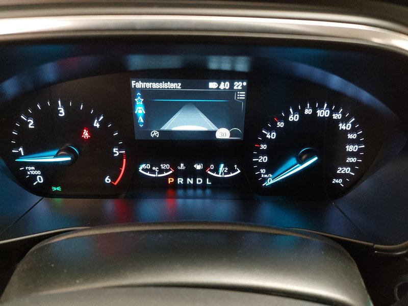 Ford Focus Turnier 1.5 EcoBlue automatik Titanium • bežično punjenje • LED — 17