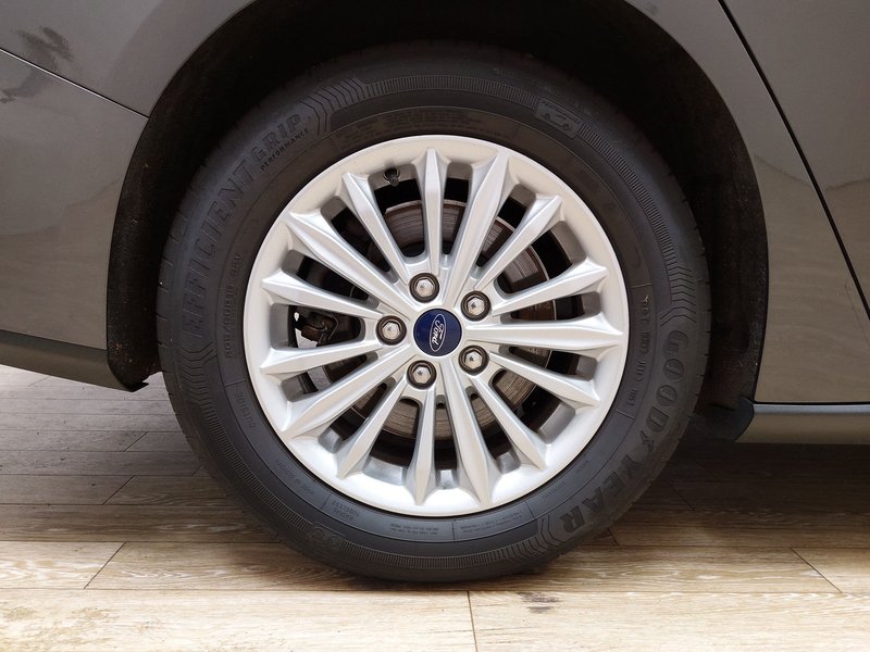 Ford Focus Turnier 1.5 EcoBlue automatik Titanium • bežično punjenje • LED — 8