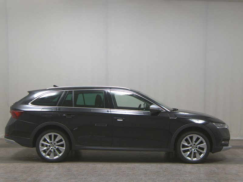 Škoda Octavia Kombi 2.0 TDI automatik 4x4 Scout • AHK • Full LED