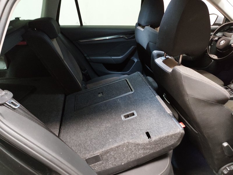 Škoda Octavia Kombi 2.0 TDI automatik 4x4 Scout • AHK • Full LED — 23