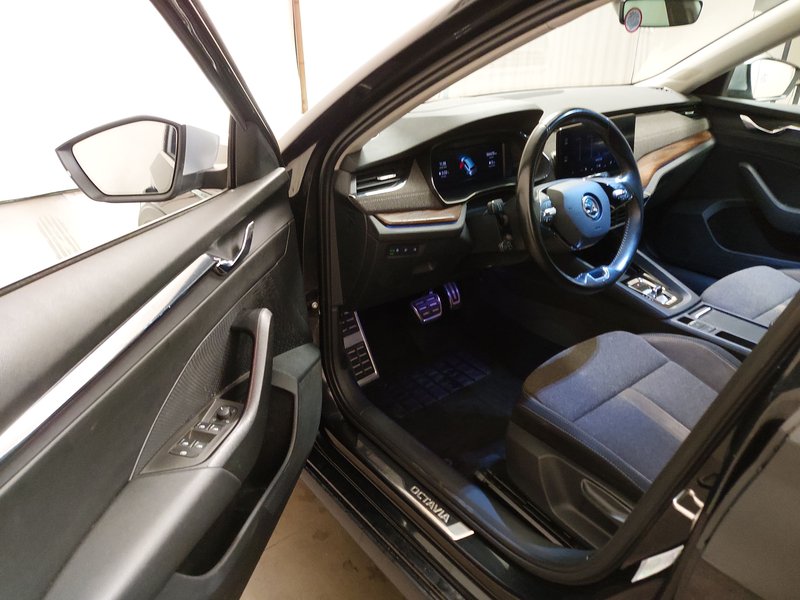 Škoda Octavia Kombi 2.0 TDI automatik 4x4 Scout • AHK • Full LED — 5