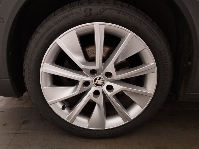 Škoda Octavia Kombi 2.0 TDI automatik 4x4 Scout • AHK • Full LED — 9