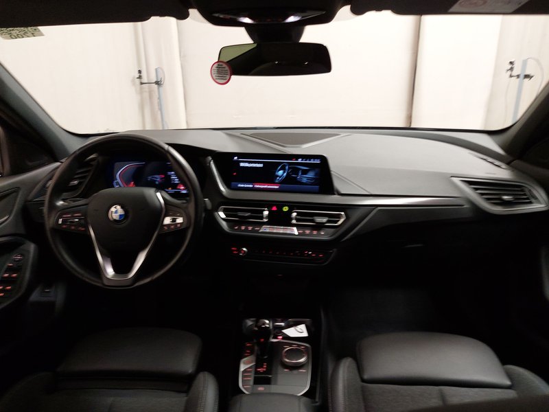 BMW 118i Sport Line automatik • LED • AHK — 16