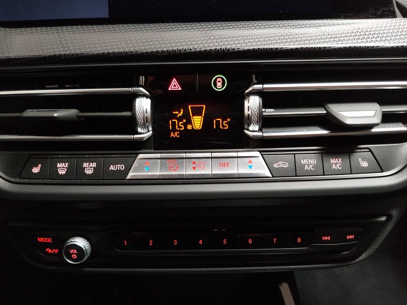 BMW 118i Sport Line automatik • LED • AHK — 19