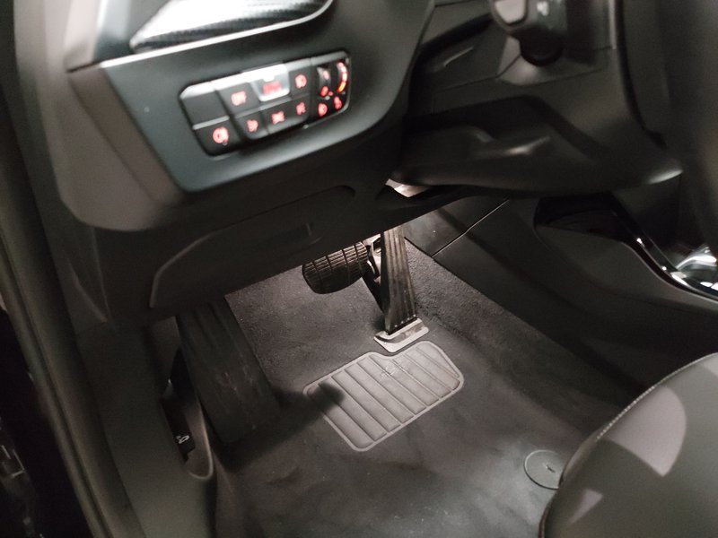 BMW 118i Sport Line automatik • LED • AHK — 7
