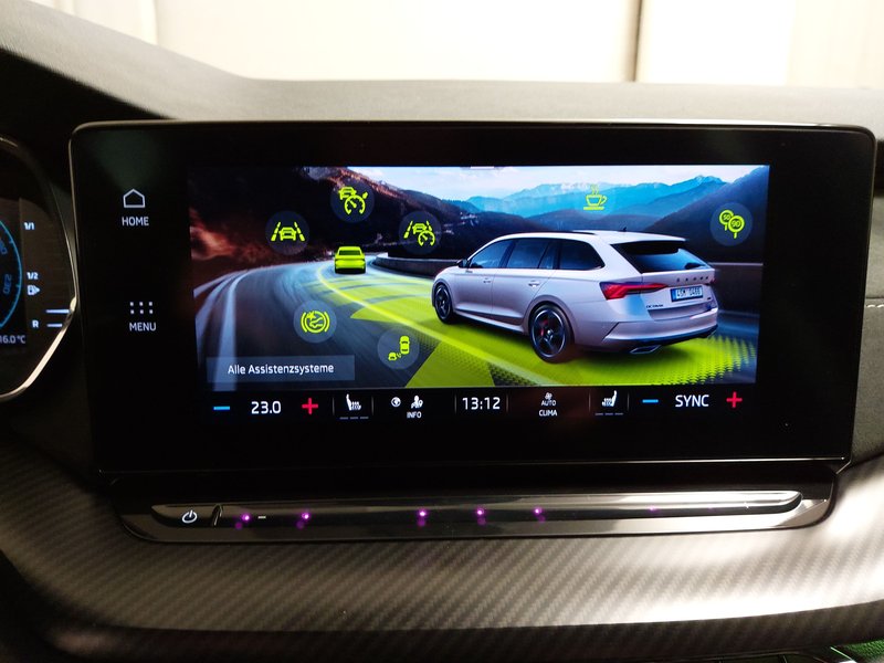 Škoda Octavia Kombi 2.0 TDI automatik RS • ACC • adaptivno ogibanje — 23