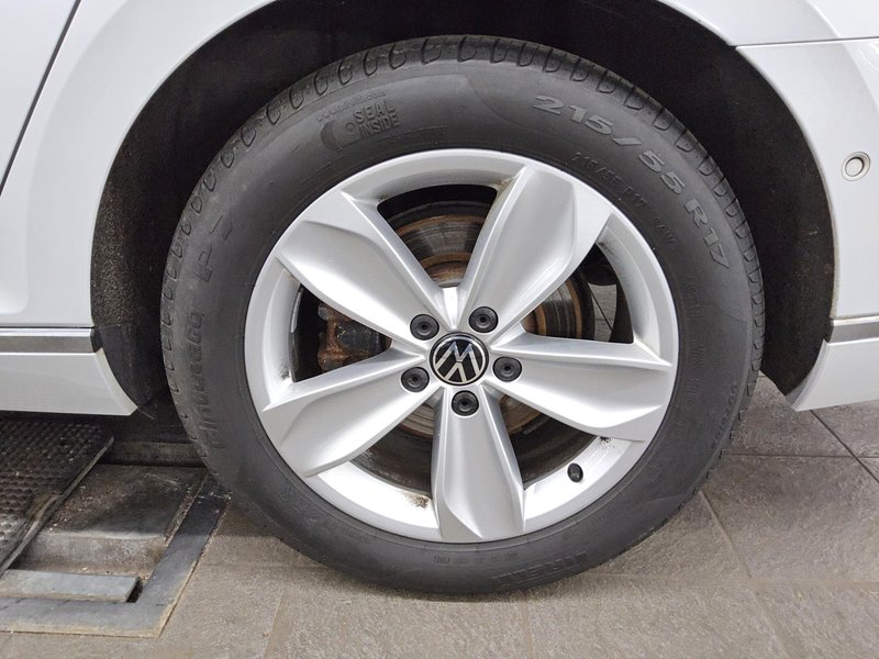 Volkswagen Passat Variant 2.0 TDI 4MOTION automatik Elegance • bežično punjenje — 10