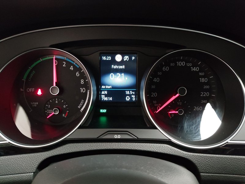 Volkswagen Passat GTE 1.4 TSI automatik • panorama • ACC — 22