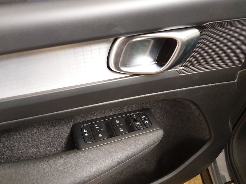 Volvo XC40 T4 Recharge automatik Core • ACC • električna vrata — 5