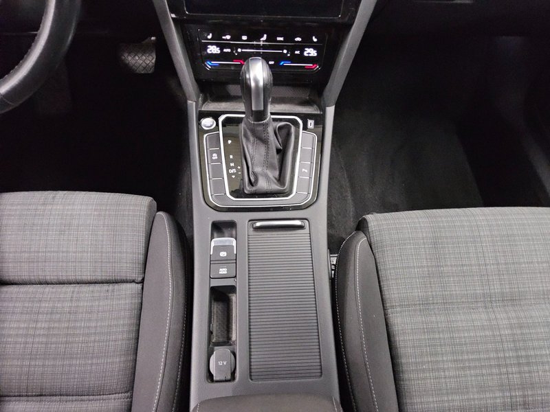 Volkswagen Passat Variant 2.0 TDI automatik • AHK • električna vrata prtljažnika — 6