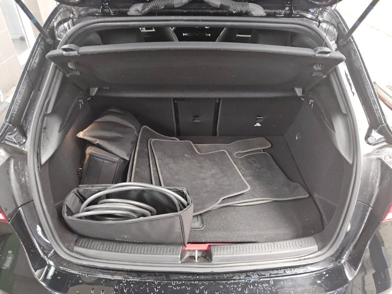 Mercedes-Benz A 250 e automatik AMG Line • ACC • Full LED — 12