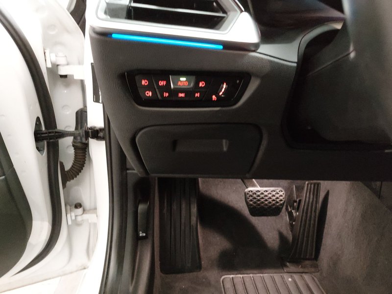 BMW 330e Touring automatik Sport Line • ACC • LED — 7