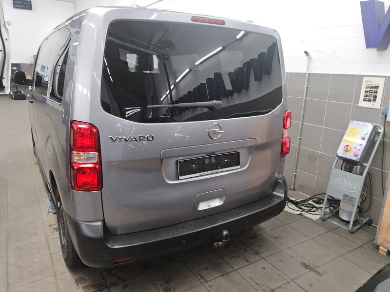 Opel Vivaro 2.0 D • AHK — 10