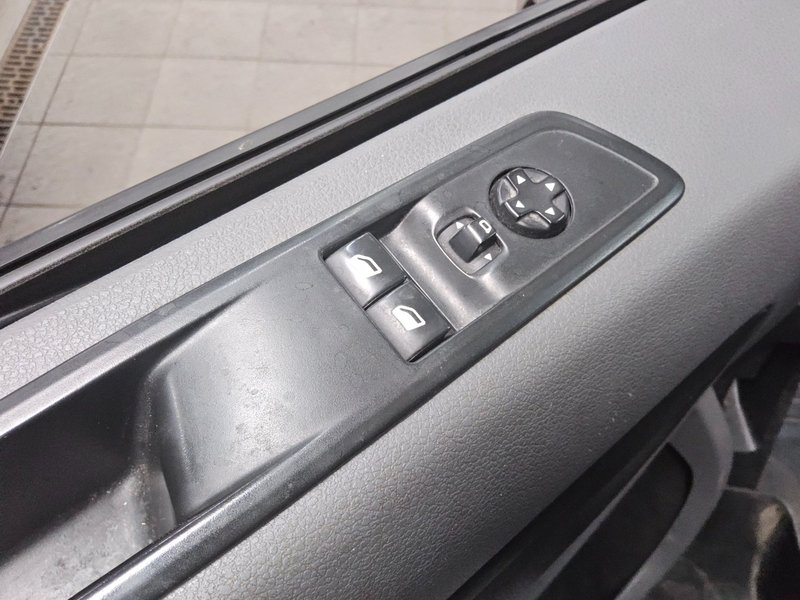 Opel Vivaro 2.0 D • AHK — 9