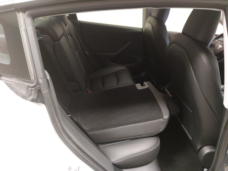 Tesla Model 3 RWD • panorama • koža — 11