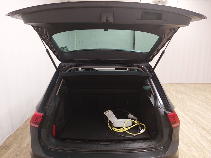 Volkswagen Tiguan 1.4 TSI eHybrid Life automatik • panorama • ACC — 18