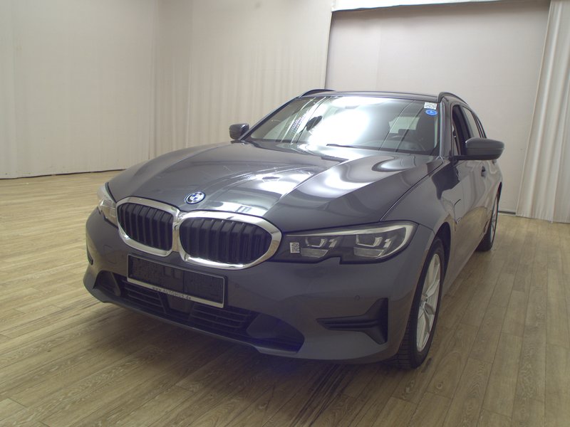 BMW 330e Touring automatik • ACC • koža — 2