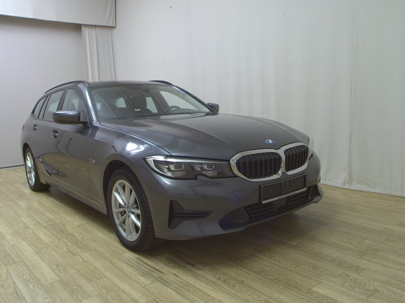 BMW 330e Touring automatik • ACC • koža — 3