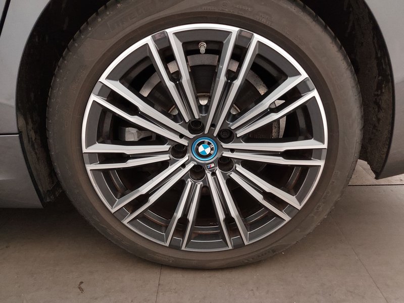 BMW 320e Touring xDrive M Sport • ACC • HUD — 8