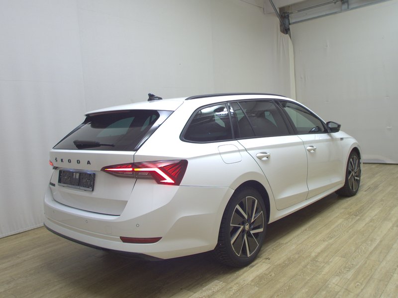 Škoda Octavia Combi 2.0 TDI SportLine automatik • HUD • ACC — 4