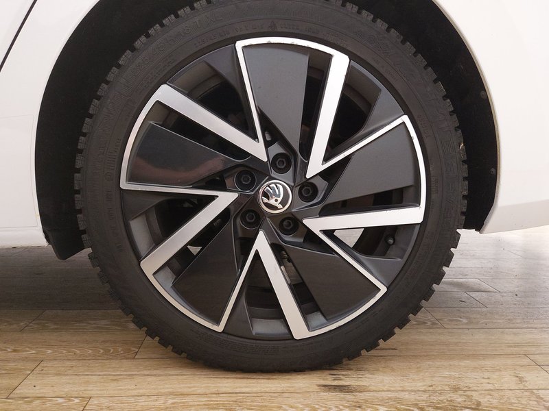 Škoda Octavia Combi 2.0 TDI SportLine automatik • HUD • ACC — 8
