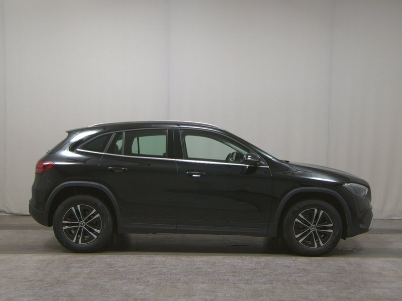 Mercedes-Benz GLA 180 automatik • adaptivno ogibanje • LED