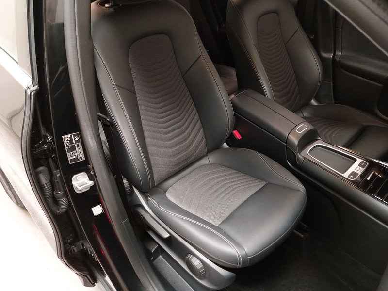 Mercedes-Benz GLA 180 automatik • adaptivno ogibanje • LED — 10