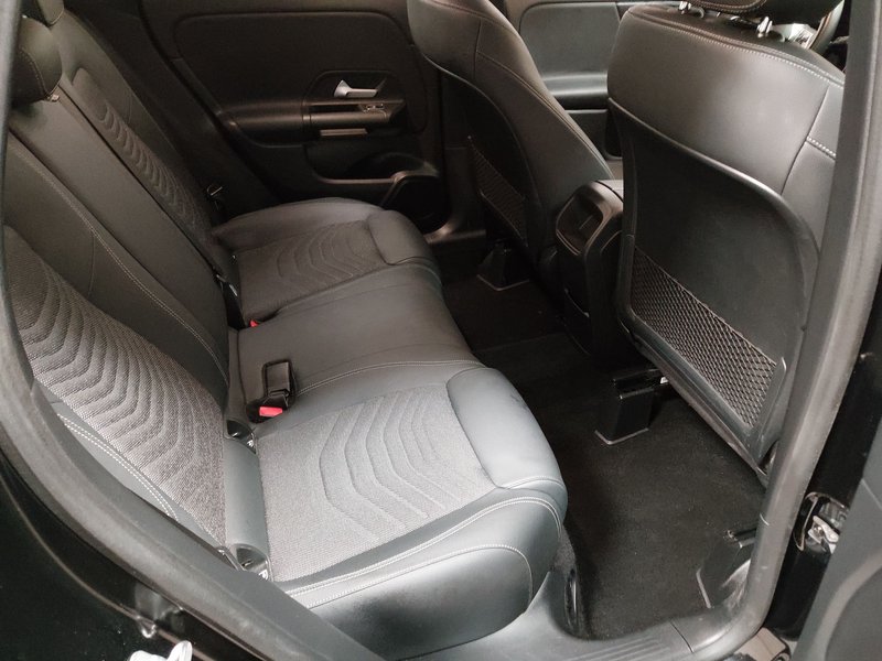 Mercedes-Benz GLA 180 automatik • adaptivno ogibanje • LED — 12