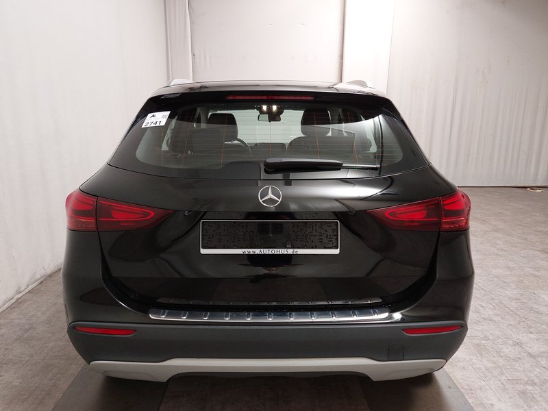 Mercedes-Benz GLA 180 automatik • adaptivno ogibanje • LED — 14