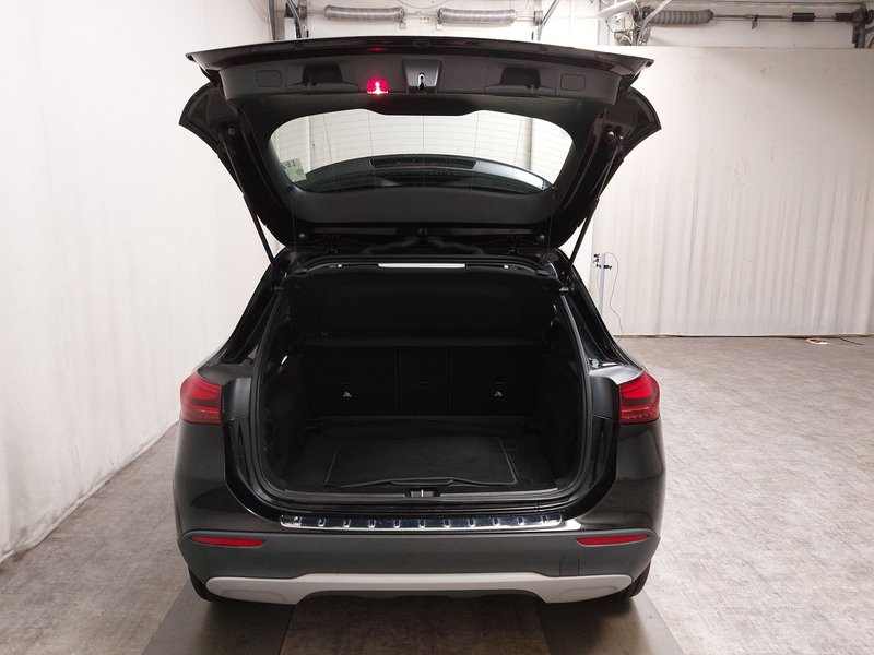 Mercedes-Benz GLA 180 automatik • adaptivno ogibanje • LED — 15