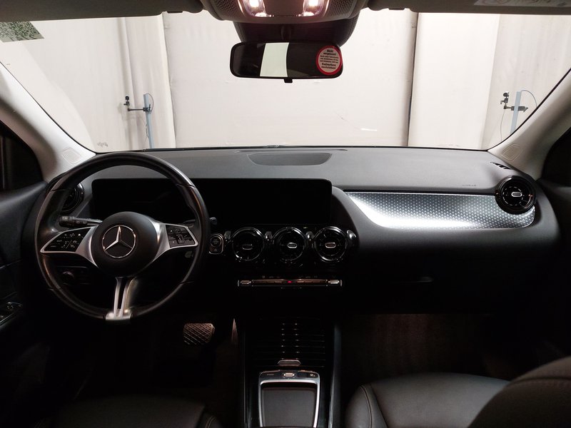 Mercedes-Benz GLA 180 automatik • adaptivno ogibanje • LED — 16