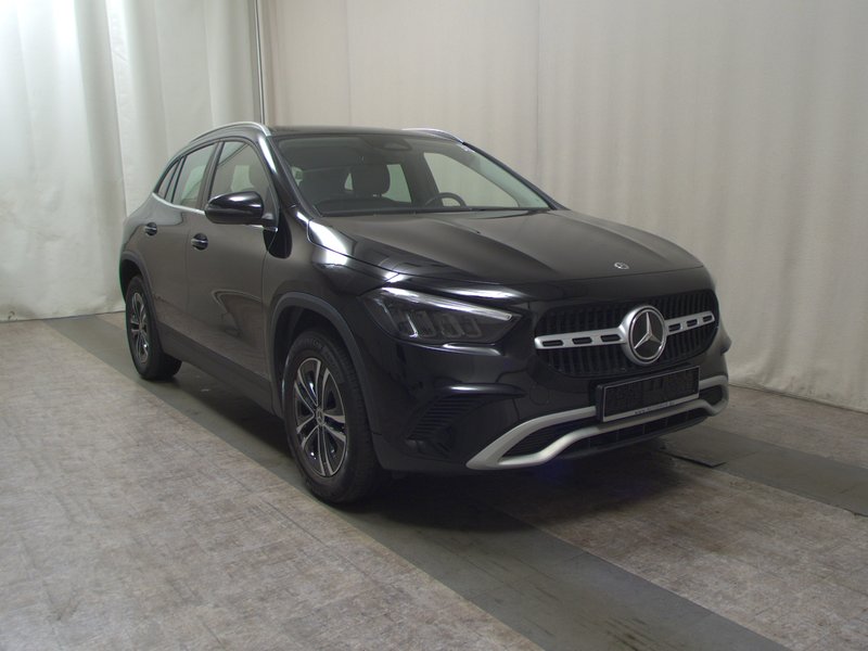 Mercedes-Benz GLA 180 automatik • adaptivno ogibanje • LED — 3
