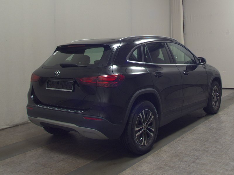 Mercedes-Benz GLA 180 automatik • adaptivno ogibanje • LED — 4