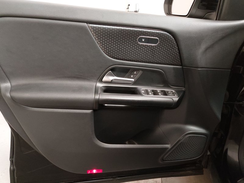 Mercedes-Benz GLA 180 automatik • adaptivno ogibanje • LED — 5