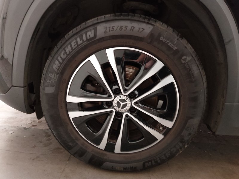 Mercedes-Benz GLA 180 automatik • adaptivno ogibanje • LED — 8