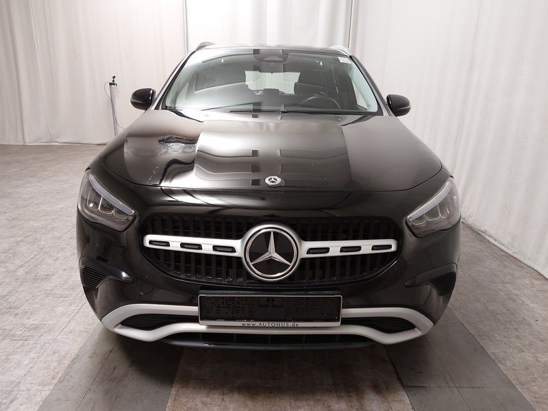 Mercedes-Benz GLA 180 automatik • adaptivno ogibanje • LED — 9