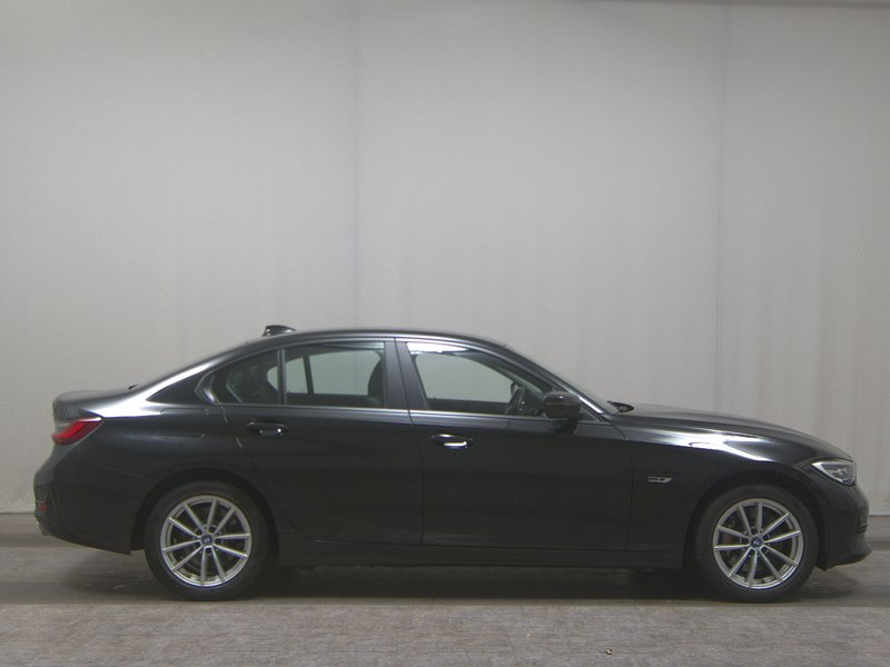BMW 330e automatik Advantage • koža • LED