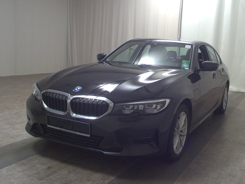 BMW 330e automatik Advantage • koža • LED — 2