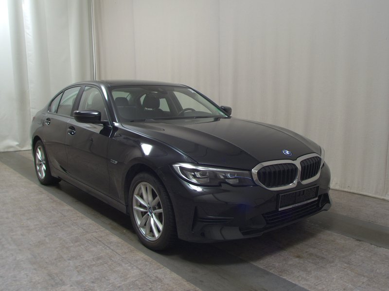 BMW 330e automatik Advantage • koža • LED — 3