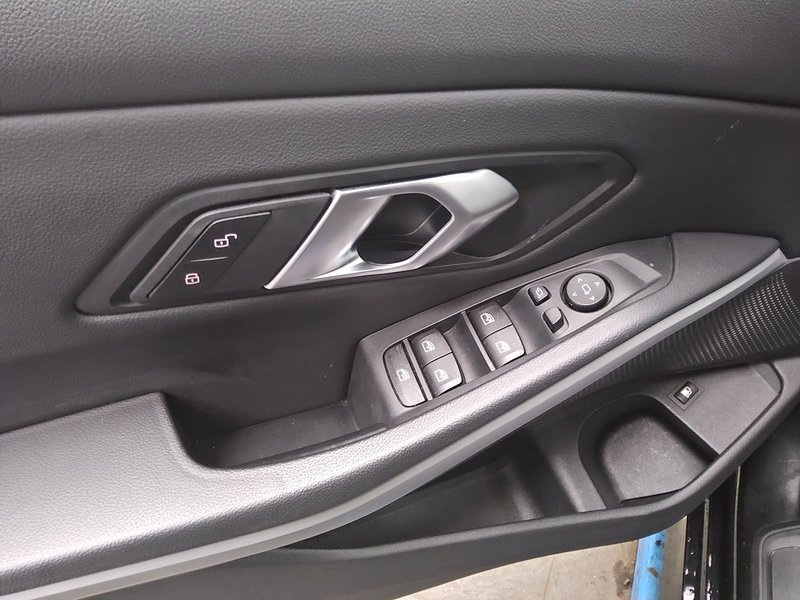 BMW 330e automatik Advantage • koža • LED — 9