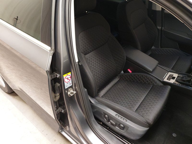 Škoda Superb Kombi 2.0 TDI automatik Ambition • AHK • Full LED — 10