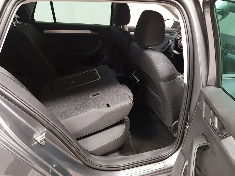 Škoda Superb Kombi 2.0 TDI automatik Ambition • AHK • Full LED — 11