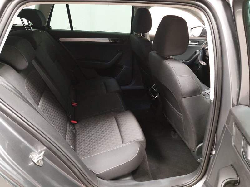 Škoda Superb Kombi 2.0 TDI automatik Ambition • AHK • Full LED — 12