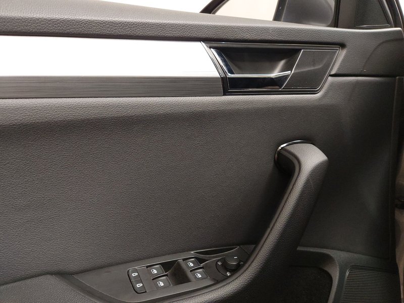 Škoda Superb Kombi 2.0 TDI automatik Ambition • AHK • Full LED — 5